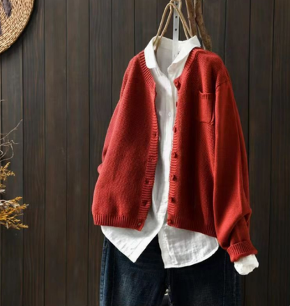 Kort gebreid damesvest met ronde hals, borstzak en korrelstructuur - rood