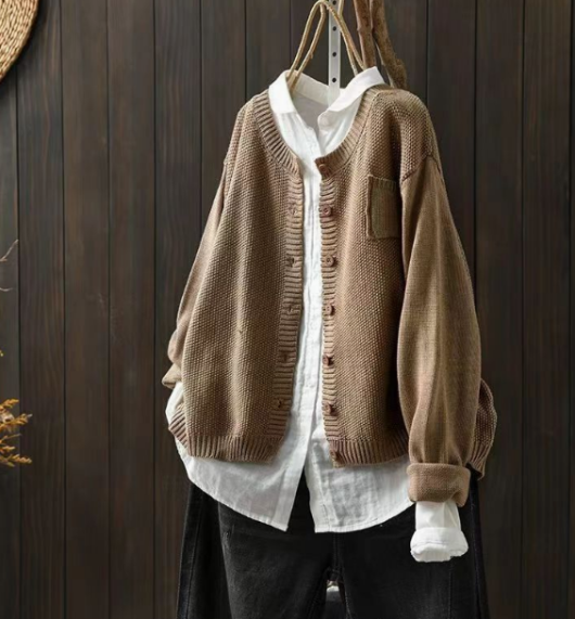 Kort gebreid damesvest met ronde hals, borstzak en korrelstructuur - beige
