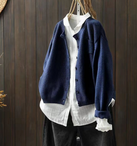 Kort gebreid damesvest met ronde hals, borstzak en korrelstructuur - marineblauw
