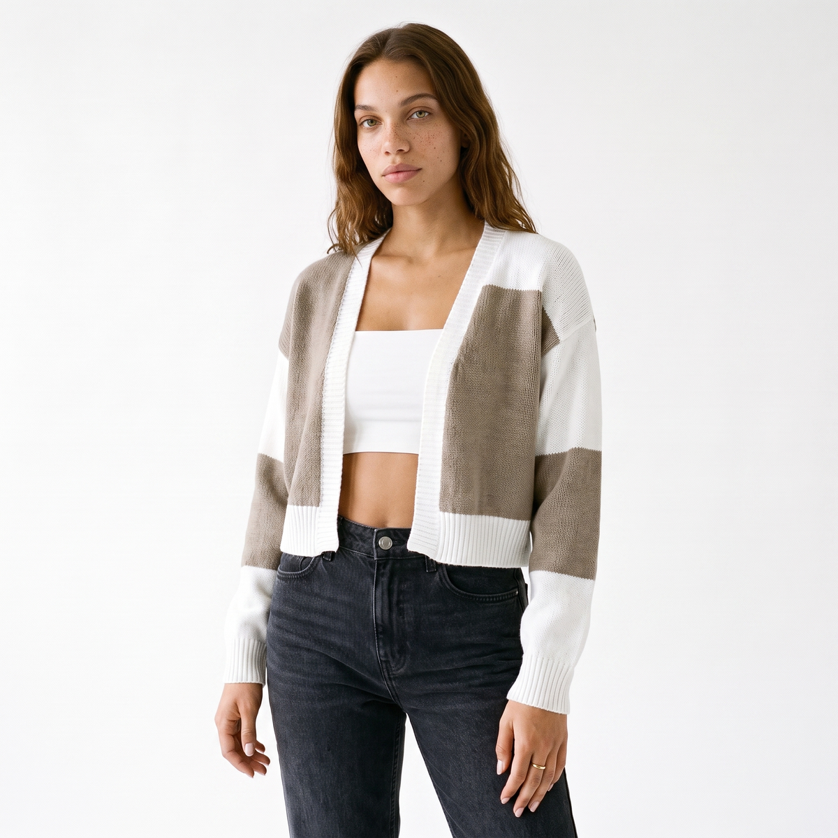 Kort open damesvest met kleurblokken en ballonmouwen - taupe