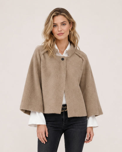 Korte damescape met opstaande kraag en wijde mouwen - beige