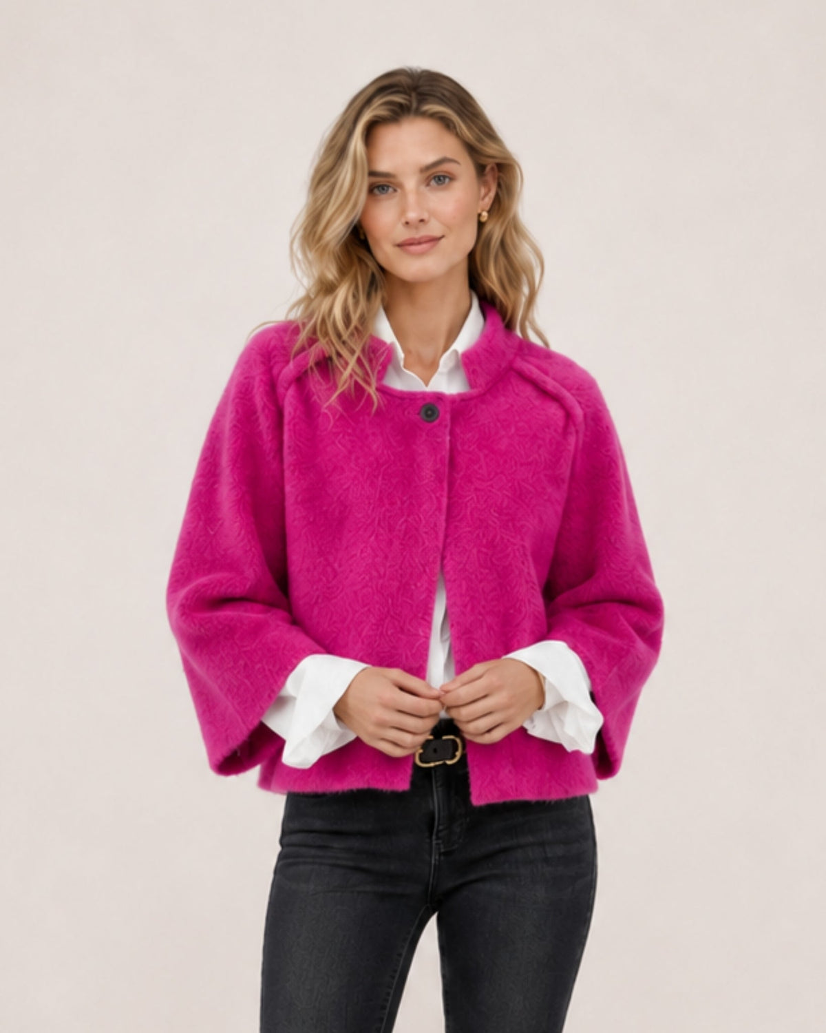 Korte damescape met opstaande kraag en wijde mouwen - fuchsia