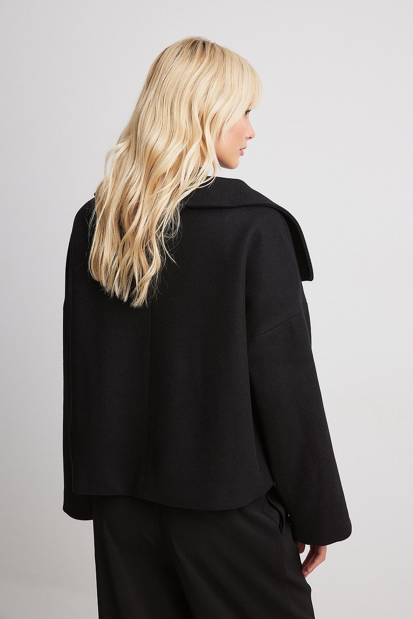 Korte oversized damesjas in wollook met grote kraag en dubbele knopenrij