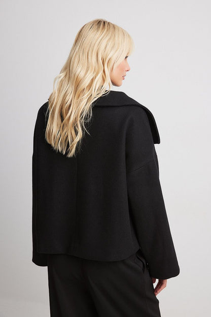 Korte oversized damesjas in wollook met grote kraag en dubbele knopenrij