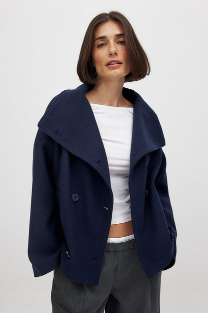 Korte oversized damesjas in wollook met grote kraag en dubbele knopenrij