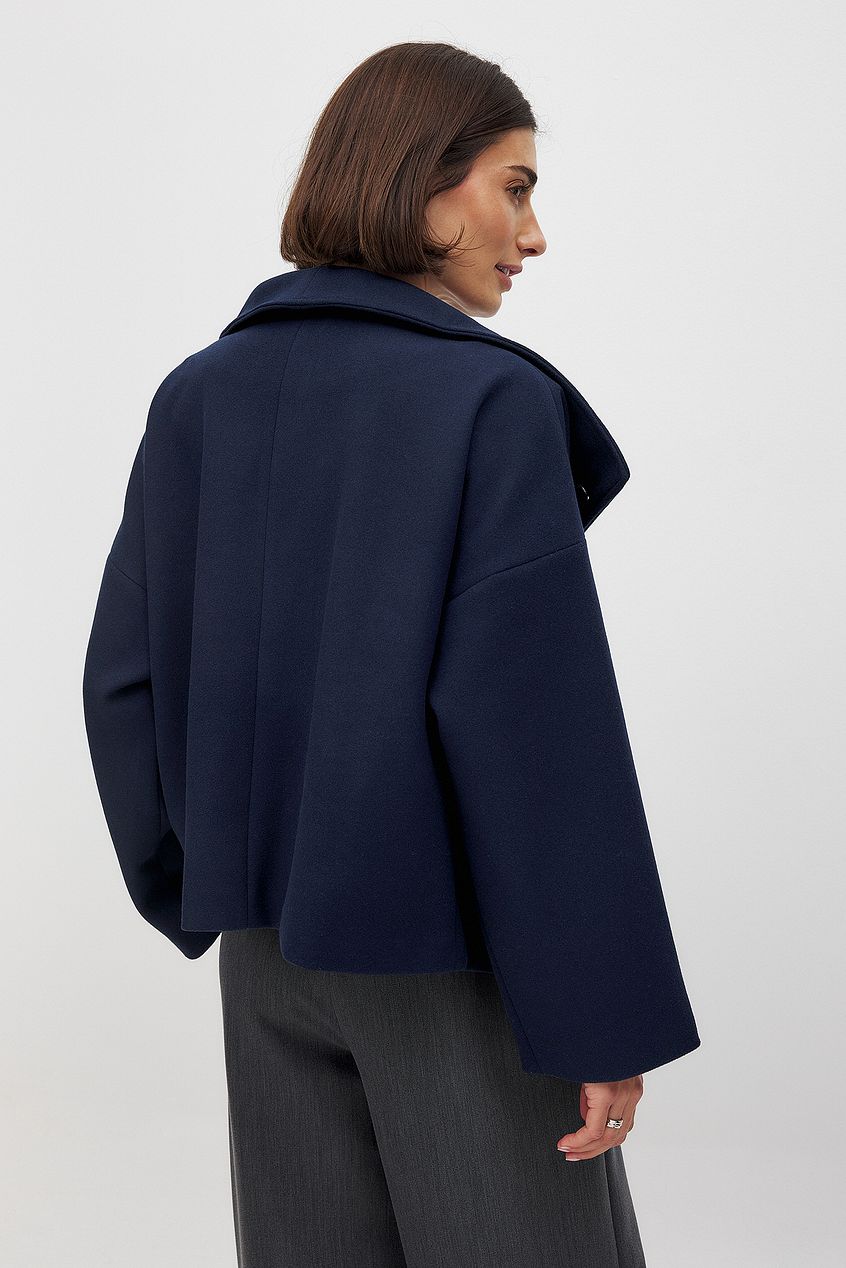 Korte oversized damesjas in wollook met grote kraag en dubbele knopenrij