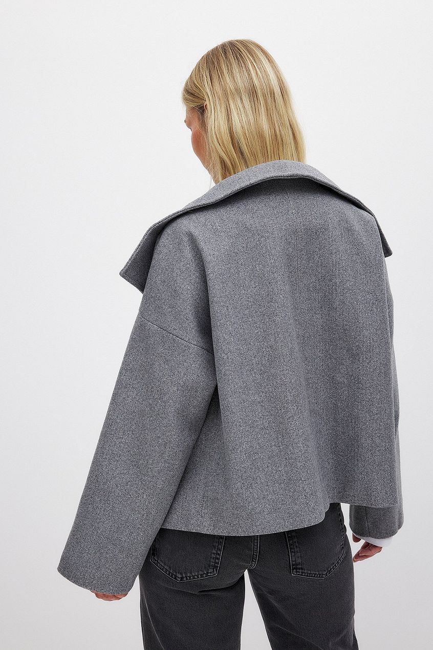 Korte oversized damesjas in wollook met grote kraag en dubbele knopenrij