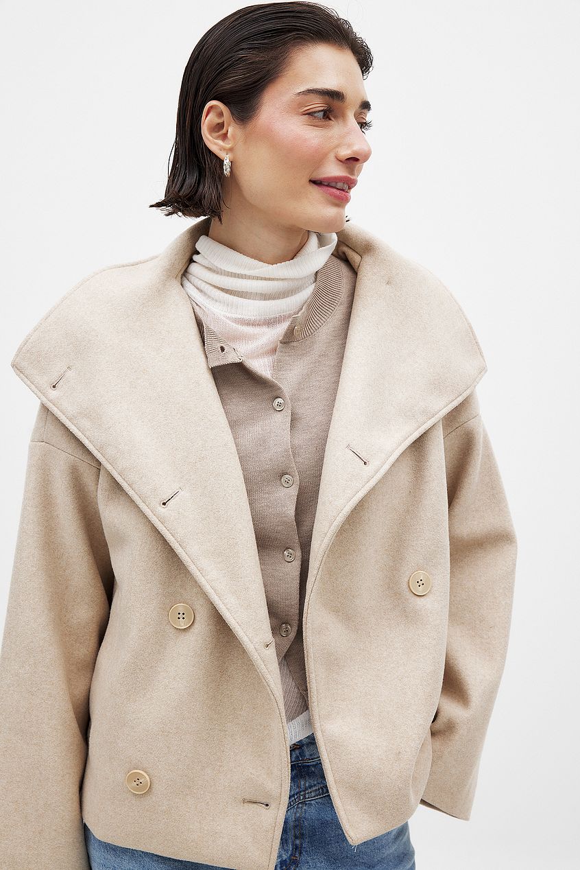 Korte oversized damesjas in wollook met grote kraag en dubbele knopenrij - havermout