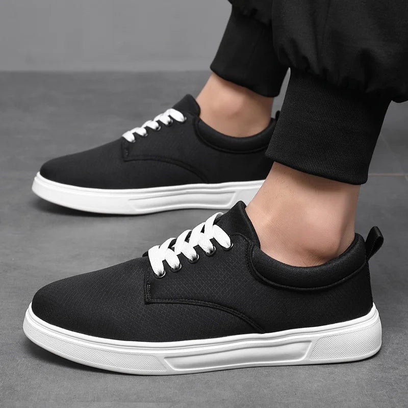 Lage herensneakers van geweven katoen met witte zool en witte veters - zwart