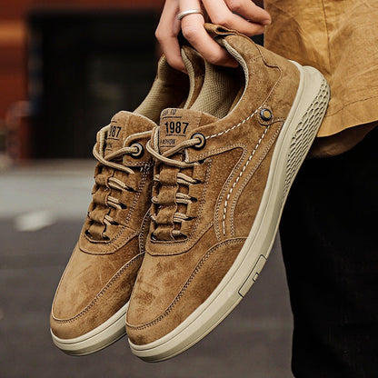 Lage herensneakers in suède look met sierstiksel, zes vetergaten en platte zool in dezelfde tint - camel