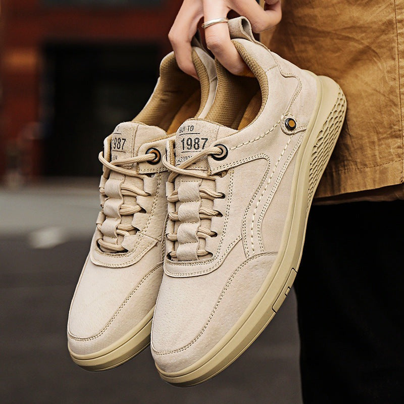 Lage herensneakers in suède look met sierstiksel, zes vetergaten en platte zool in dezelfde tint - zand