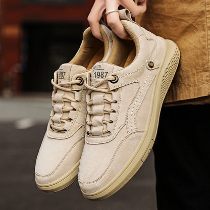 Lage herensneakers in suède look met sierstiksel, zes vetergaten en platte zool in dezelfde tint - zand