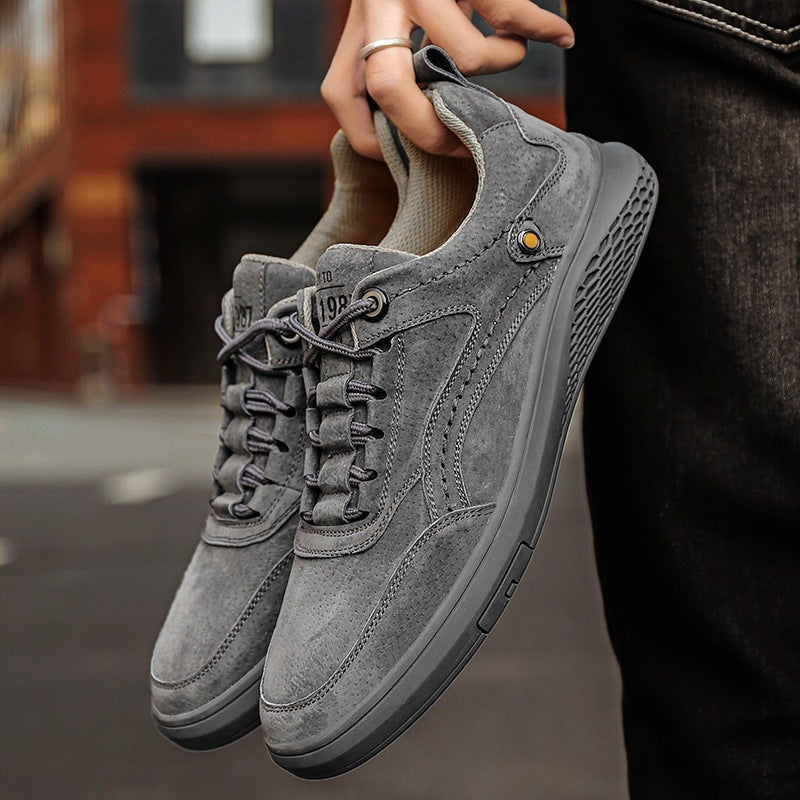 Lage herensneakers in suède look met sierstiksel, zes vetergaten en platte zool in dezelfde tint - grijs