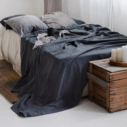 Luchtig geweven laken met gewassen look op een bed - donkergrijs