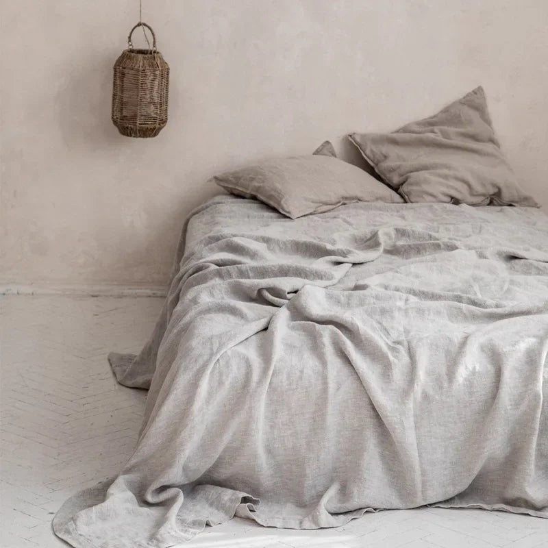 Luchtig geweven laken met gewassen look op een bed - lichtgrijs