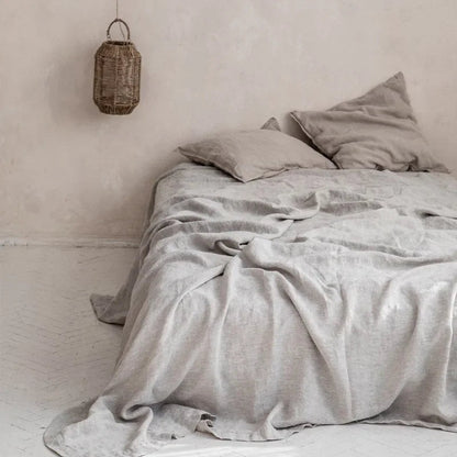 Luchtig geweven laken met gewassen look op een bed - lichtgrijs