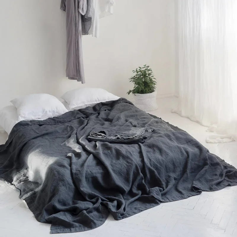Luchtig geweven laken met gewassen look op een bed - beeld 3