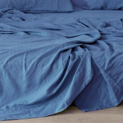 Luchtig geweven laken met gewassen look op een bed - blauw