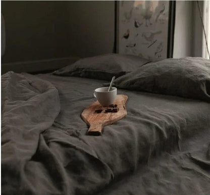 Luchtig geweven laken met gewassen look op een bed - antraciet