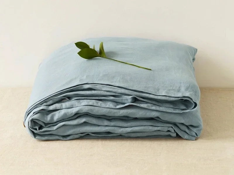 Luchtig geweven laken met gewassen look op een bed - grijsblauw
