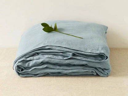 Luchtig geweven laken met gewassen look op een bed - grijsblauw