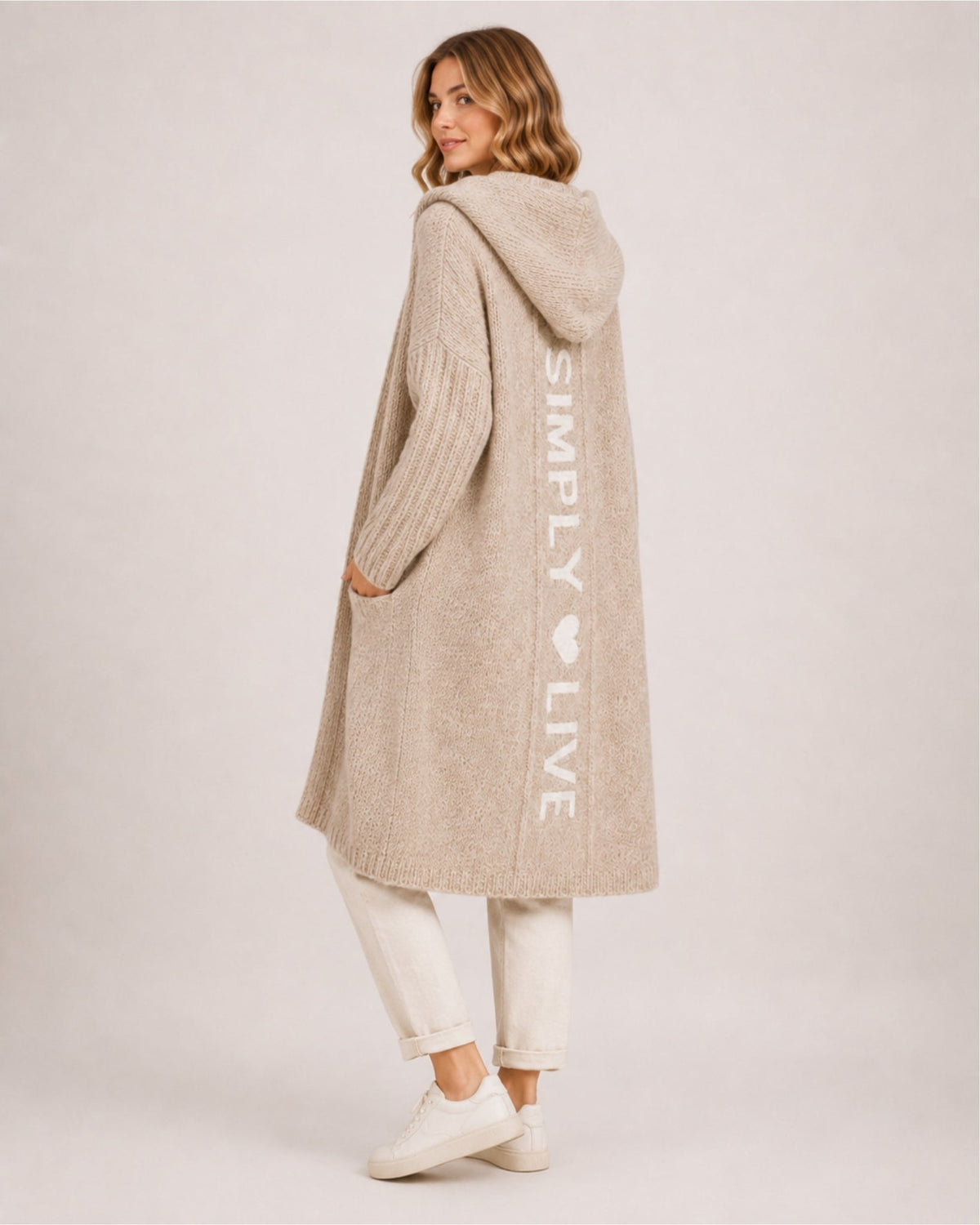 Lang damesvest met capuchon, open voorkant en opgezette zakken - beige