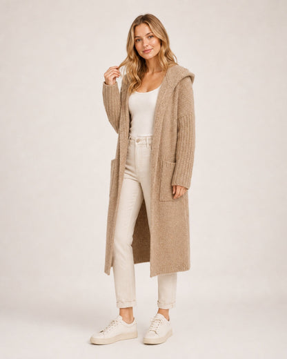 Lang damesvest met capuchon, open voorkant en opgezette zakken - camel