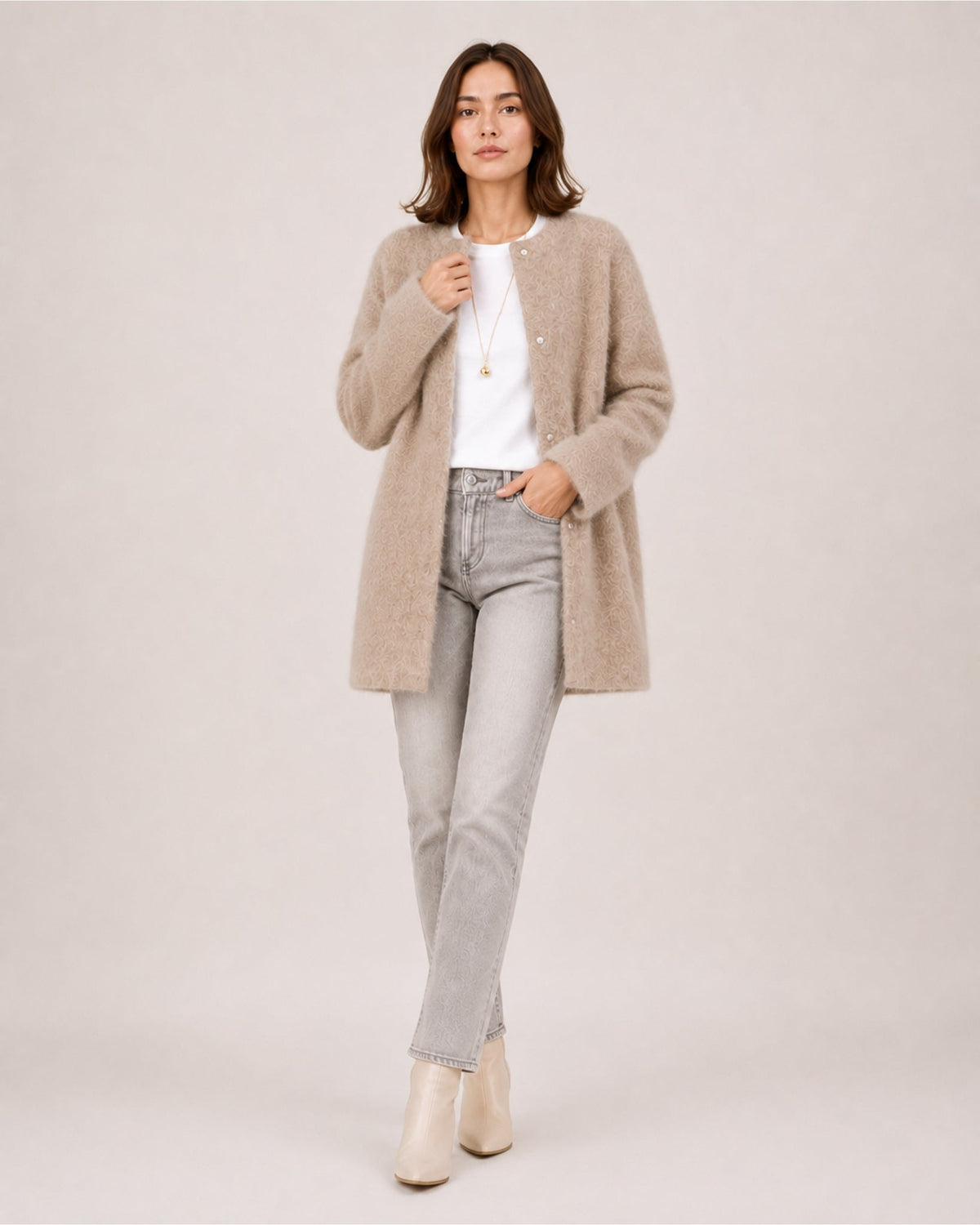 Lang pluizig damesvest met ronde hals en steekzakken - beige