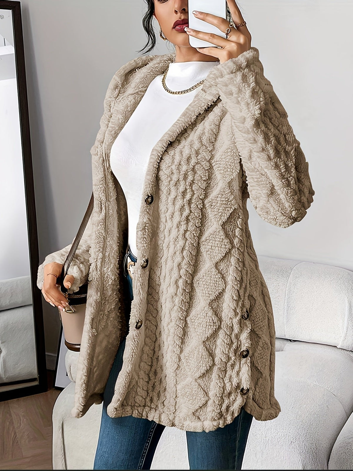 Lang teddy damesvest met capuchon, knopen en kabelpatroon - beige