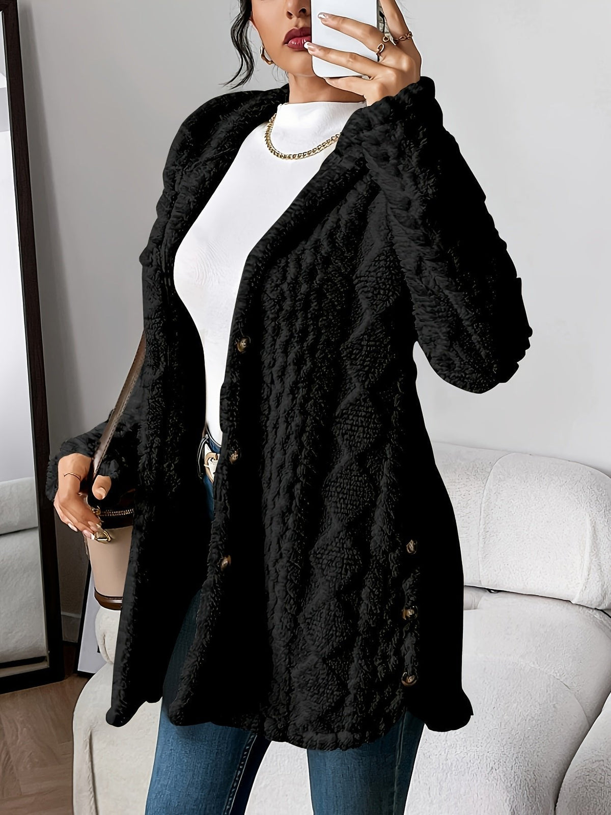 Lang teddy damesvest met capuchon, knopen en kabelpatroon - zwart