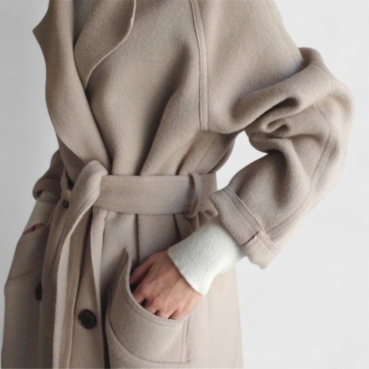 Lange damesjas in wollook met ceintuur en opgestikte zakken - beige