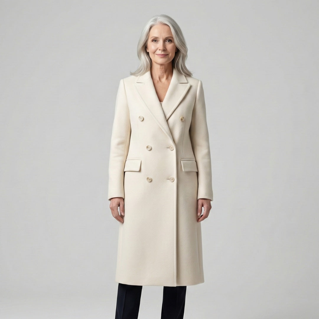 Lange damesjas in wollook met dubbele knooprij en klepzakken - crème