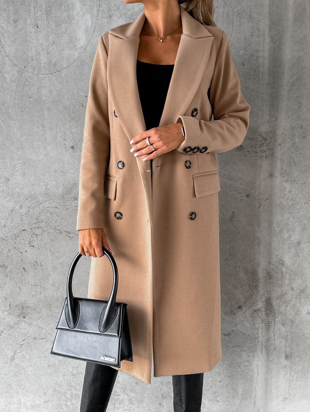 Lange damesjas in wollook met dubbele knooprij en klepzakken - camel