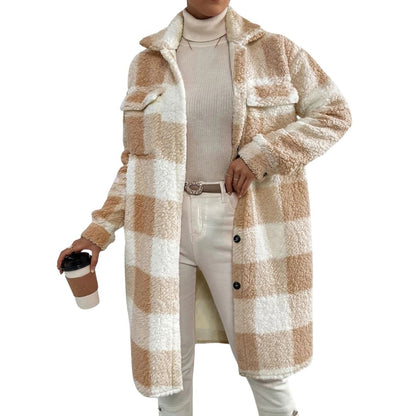Lange geruite teddy damesjas met overhemdkraag en borstzakken - beige en wit