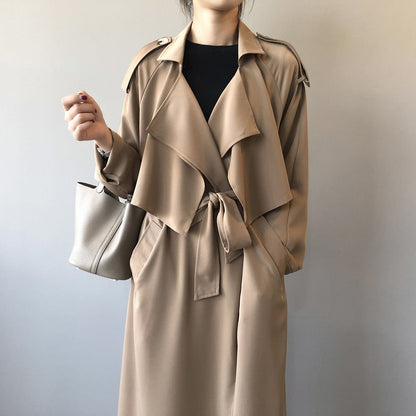 Lange trenchcoat voor dames met brede vallende revers en strikceintuur