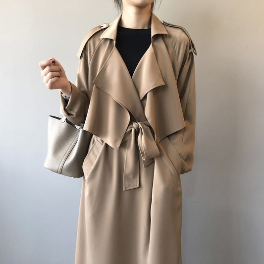 Lange trenchcoat voor dames met brede vallende revers en strikceintuur