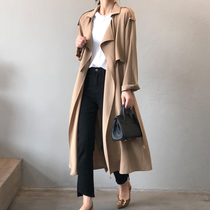 Lange trenchcoat voor dames met brede vallende revers en strikceintuur