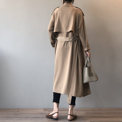 Lange trenchcoat voor dames met brede vallende revers en strikceintuur