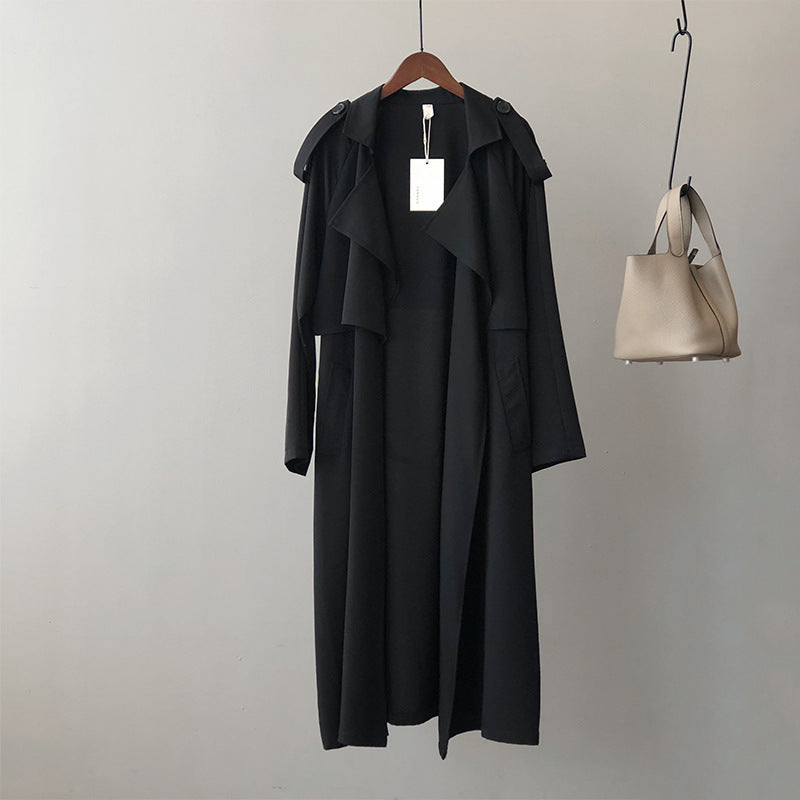 Lange trenchcoat voor dames met brede vallende revers en strikceintuur - zwart