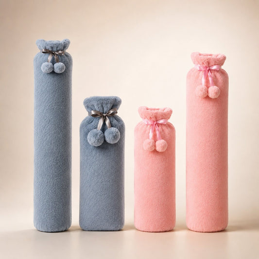 Lange warmwaterkruik met pluchen hoes en pompons, klein of groot