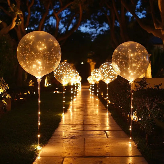 LED ballonnen met lichtsnoer in warm wit licht langs een tuinpad