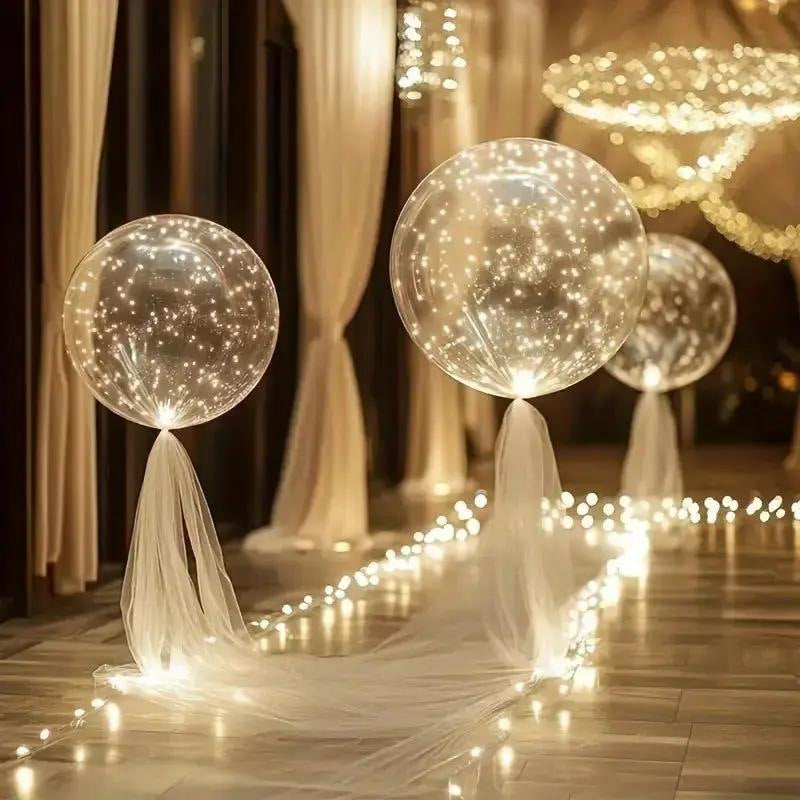 LED ballonnen met lichtsnoer in warm wit licht langs een tuinpad - beeld 3