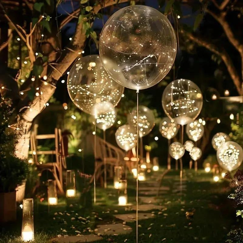 LED ballonnen met lichtsnoer in warm wit licht langs een tuinpad - beeld 7