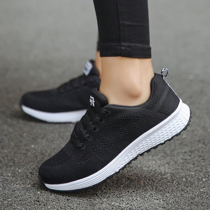Lichte gebreide damessneakers met witte schuimzool