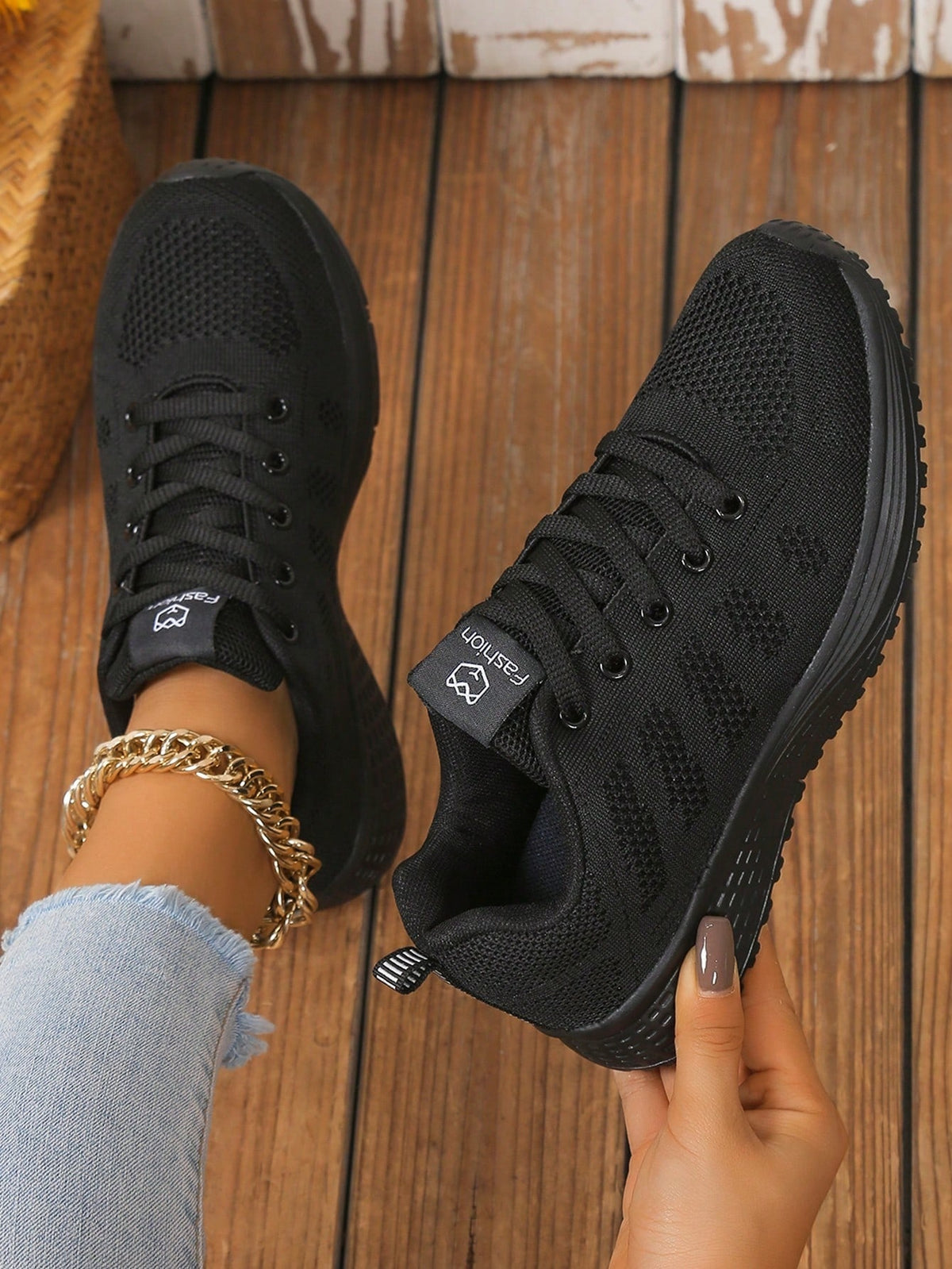 Lichte sneakers voor dames met opengewerkt gebreid bovenwerk, veters en EVA-zool - zwart