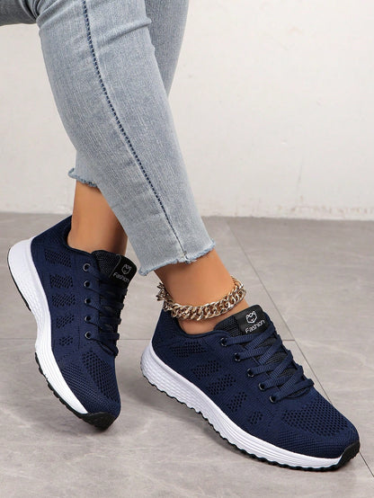Lichte sneakers voor dames met opengewerkt gebreid bovenwerk, veters en EVA-zool - donkerblauw