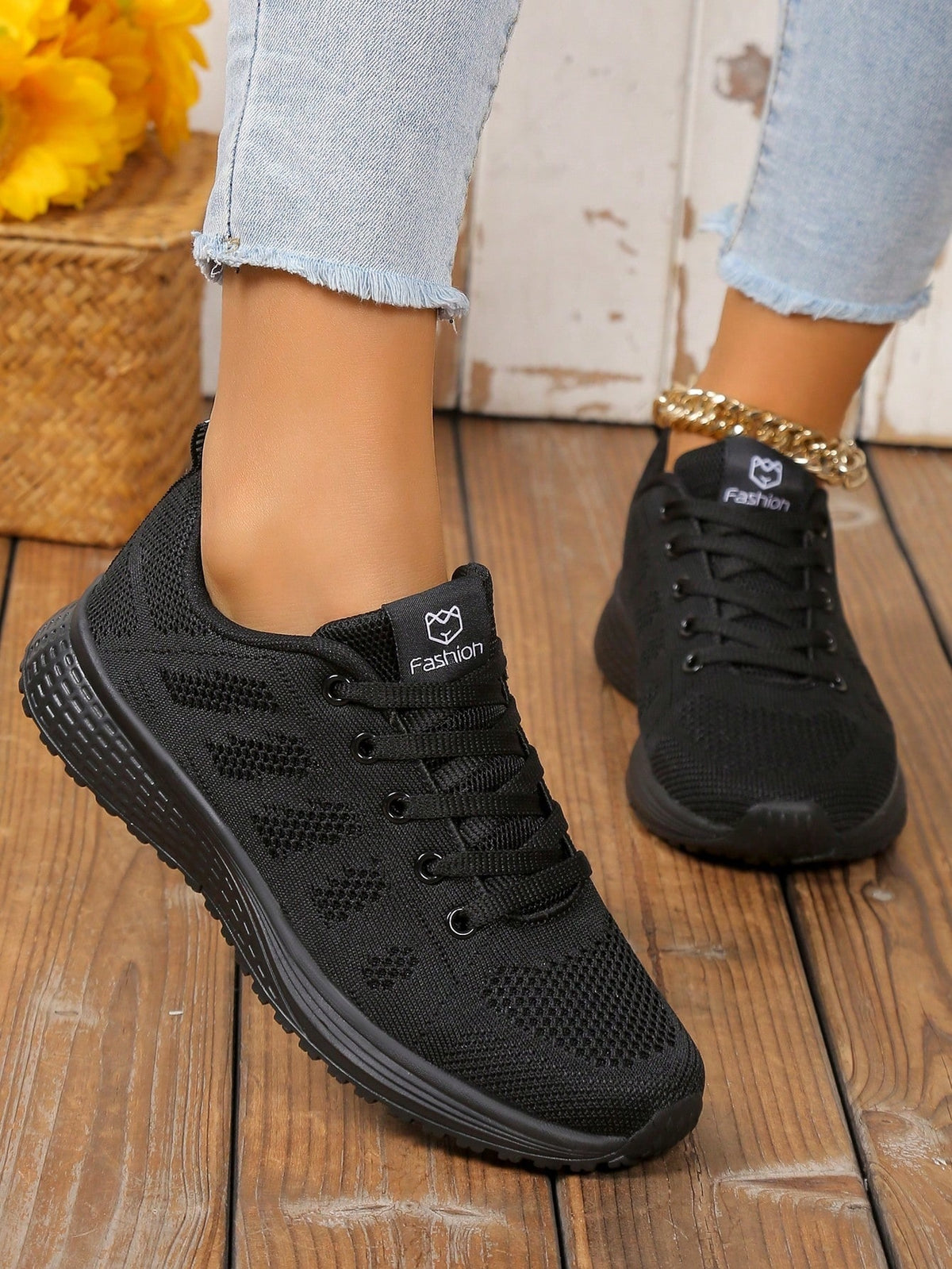 Lichte sneakers voor dames met opengewerkt gebreid bovenwerk, veters en EVA-zool - beeld 3