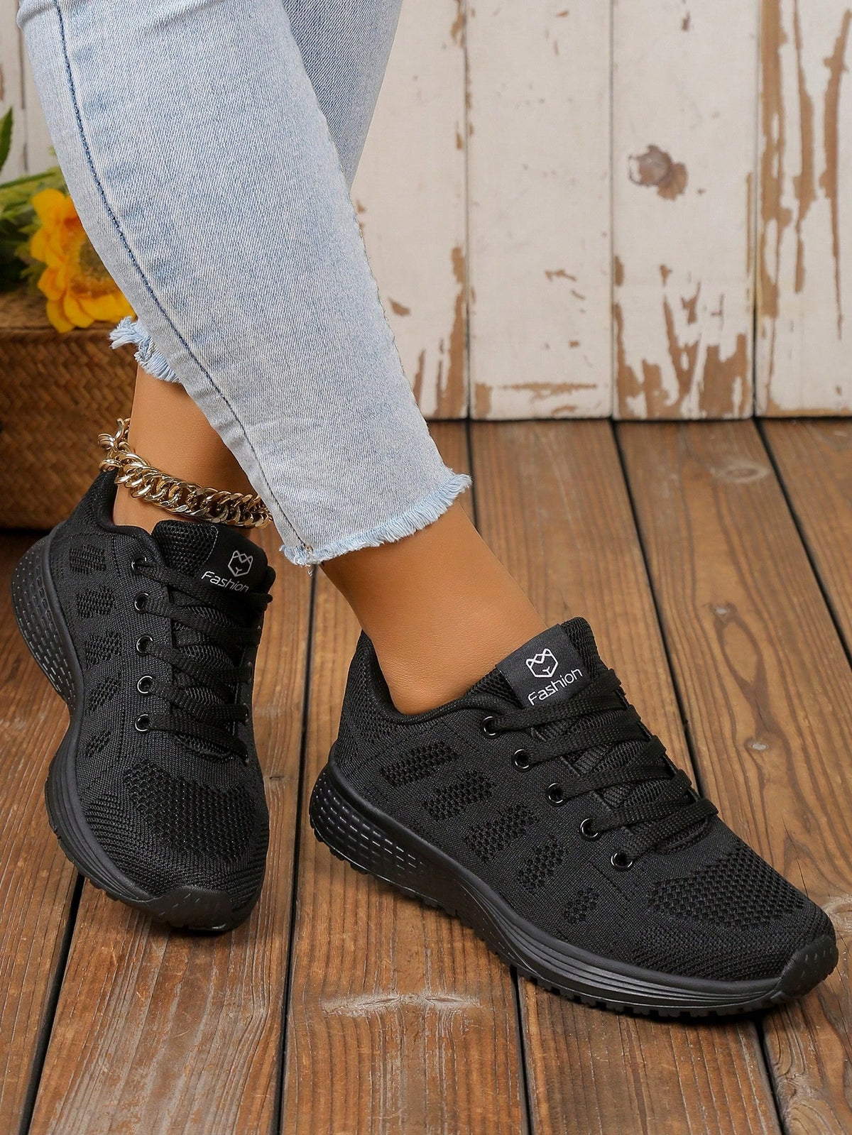 Lichte sneakers voor dames met opengewerkt gebreid bovenwerk, veters en EVA-zool - beeld 4