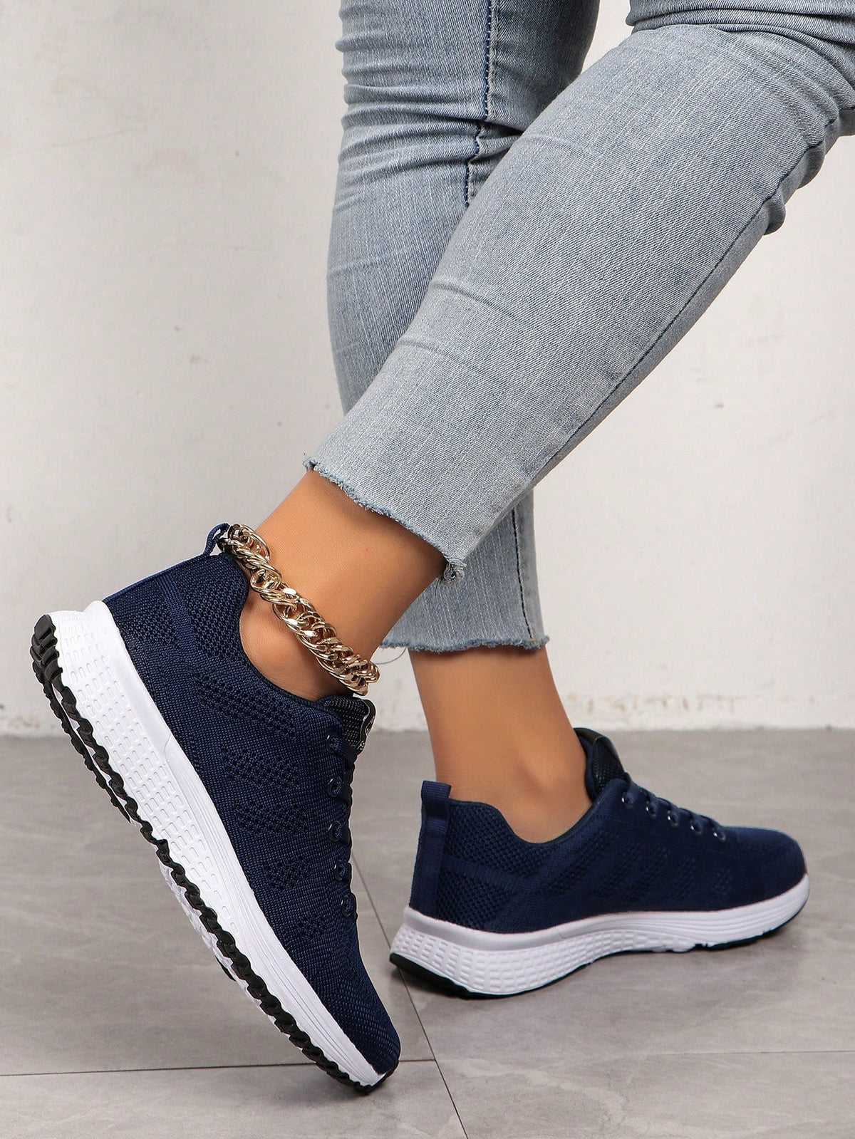 Lichte sneakers voor dames met opengewerkt gebreid bovenwerk, veters en EVA-zool - beeld 6