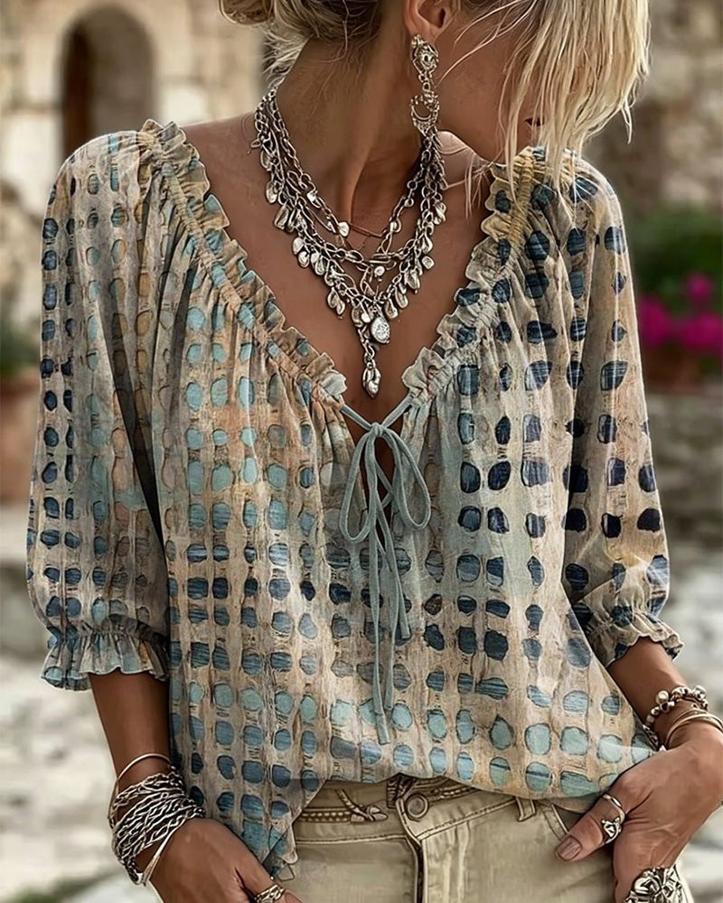 Losse damesblouse met stippen, V-hals met ruche en strikkoord - beige met blauw